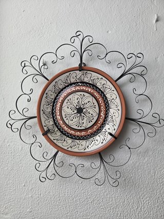 Plato decorativo de pared con metal