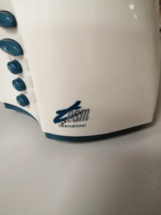 Licuadora blanca y azul