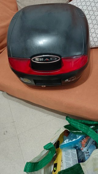 Baúl SHAD Negro y Rojo Moto Maxi Scooter