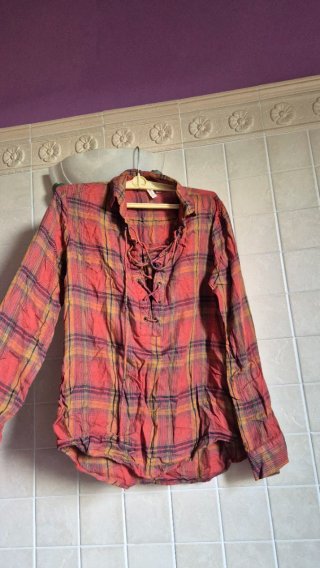 Camicia a quadri rossa e gialla
