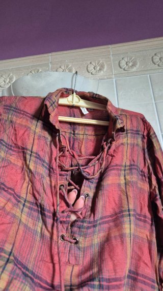 Camicia a quadri rossa e gialla