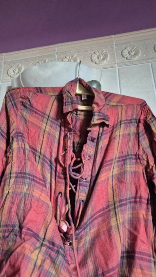 Camicia a quadri rossa e gialla