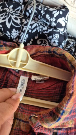 Camicia a quadri rossa e gialla