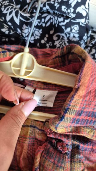 Camicia a quadri rossa e gialla