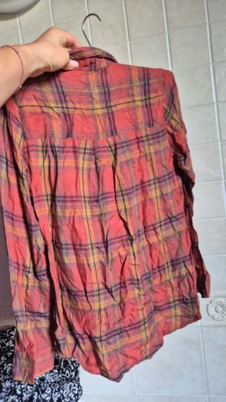 Camicia a quadri rossa e gialla
