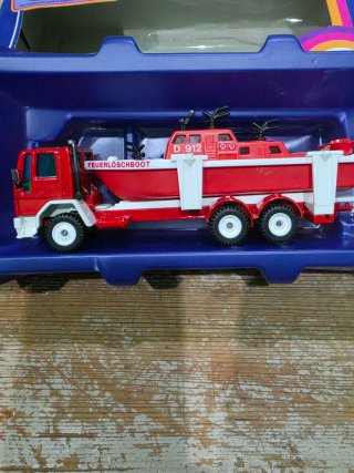 Siku 2823 LKW con Motorboot 1:55 Ford truck