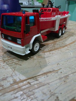 Siku 2823 LKW con Motorboot 1:55 Ford truck