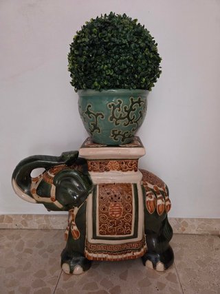 Elefante de cerámica con maceta