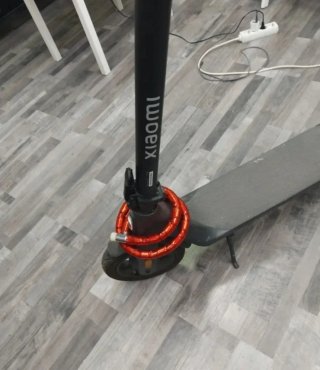 Patinete eléctrico Xiaomi gris con candado