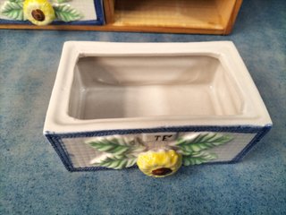 Especiero de madera con cajones porcelana.