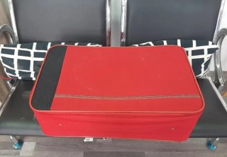 Maleta de viaje roja y negra