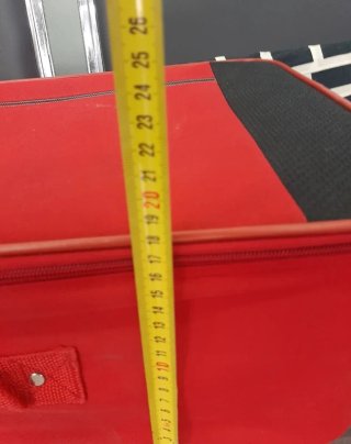 Maleta de viaje roja y negra