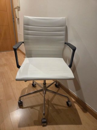 Silla ergonómica escritorio blanca y negra