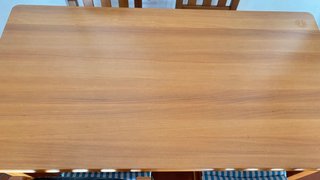 Tavolo da pranzo con 4 sedie e panca coordinata.
