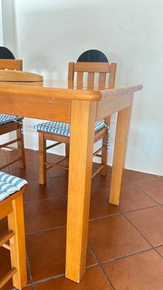 Tavolo da pranzo con 4 sedie e panca coordinata.