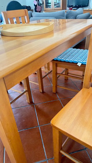 Tavolo da pranzo con 4 sedie e panca coordinata.