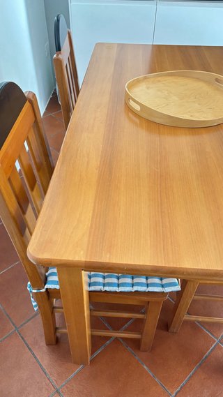 Tavolo da pranzo con 4 sedie e panca coordinata.