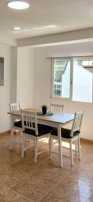 Mesa de comedor y 4 sillas