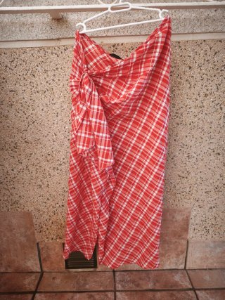 Falda pareo Zara roja talla S y talla XS.