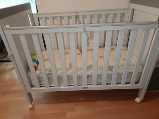 Cuna de bebé blanca y gris