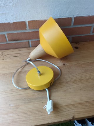 Lámpara de techo amarilla y madera.