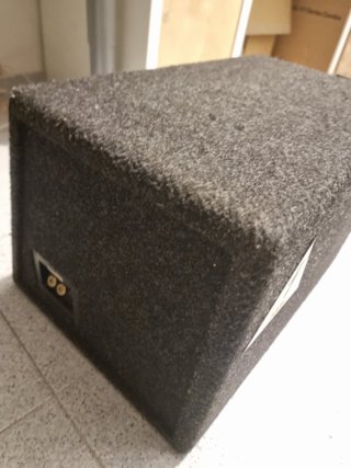 Subwoofer de la marca Hertz.