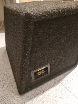 Subwoofer de la marca Hertz.