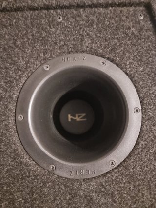 Subwoofer de la marca Hertz.