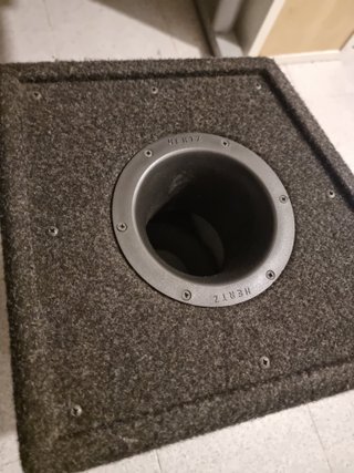Subwoofer de la marca Hertz.