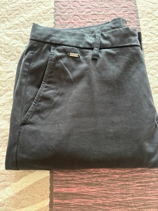 Pantalón Chino Deportivo Guess Azul . Talla 34