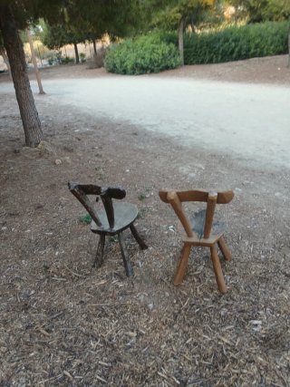 Sillas de madera rústicas antiguas