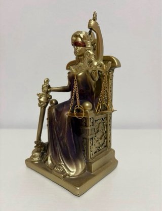 FIGURA DAMA DIOSA LA JUSTICIA. TRONO ABOAGADOS