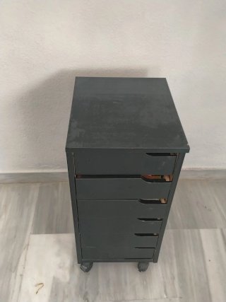 Escritorio blanco con cajonera