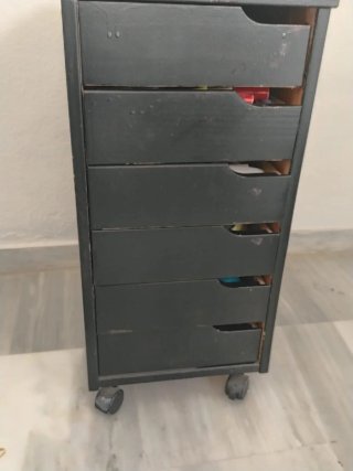 Escritorio blanco con cajonera