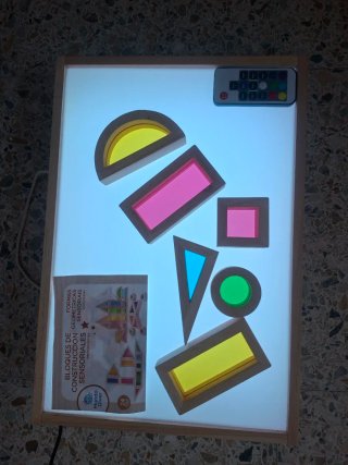 Caja Luminosa Montessori + Piezas Translúcidas