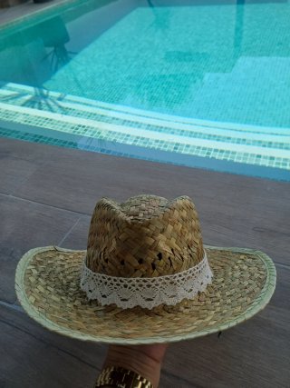 Sombrero de paja con encaje