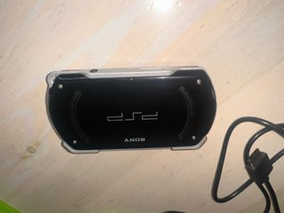 PSP Go Sony Negra con cable de carga