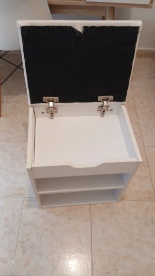 Zapatero pequeño blanco y beige