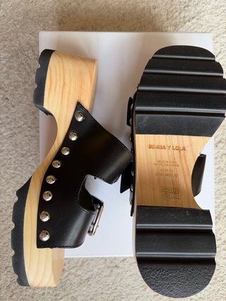 Zuecos Bimba y Lola Negros Madera