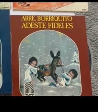 Raccolta di vinili con fiabe classiche e canti natalizi