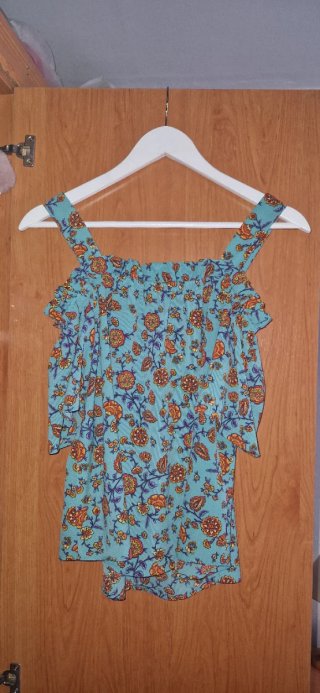 Blusa Primark floral COMO NUEVA