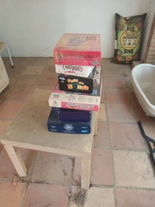 Juegos de mesa: Scattergories, Charades, Pass the