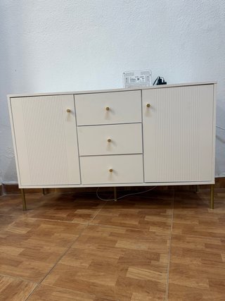 Aparador pequeño beige y dorado