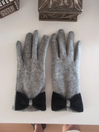 Guantes de mujer grises con lazo negro