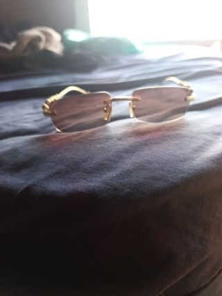 Gafas de sol marrones y doradas