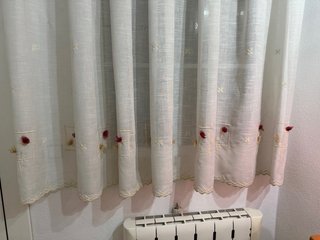 Cortina de tela con lazos y bordado
