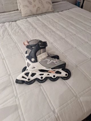 Patines en línea grises y blancos talla 29-32