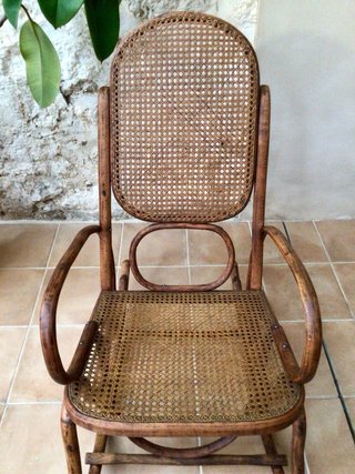 Mecedora antigua de madera y ratán