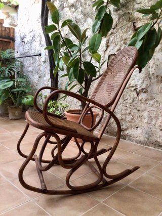 Mecedora antigua de madera y ratán