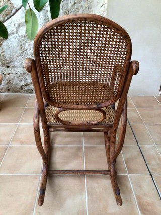 Mecedora antigua de madera y ratán